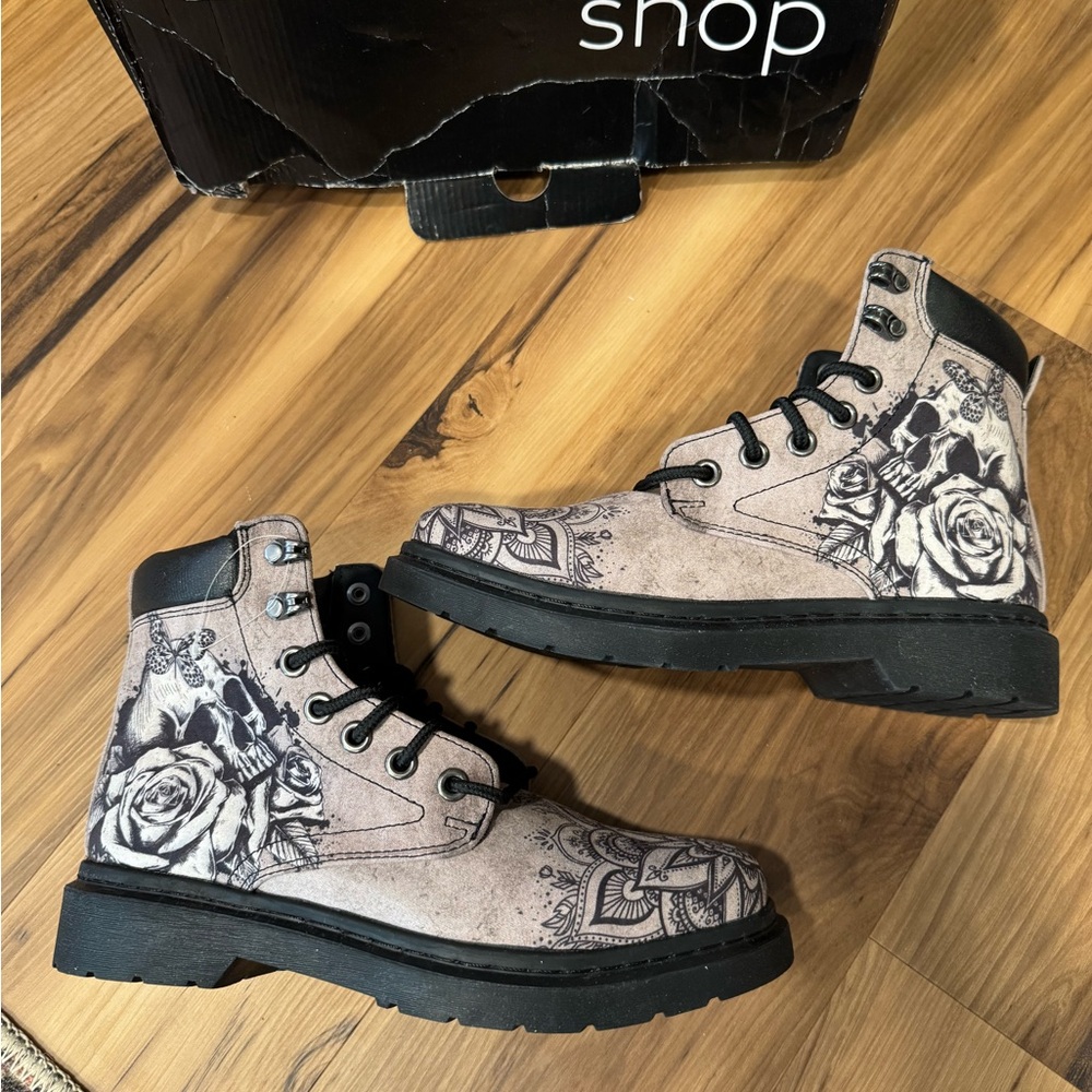 NWT Raad Combat Boots with Skull and Rose Design - Black Gray women’s 9/ men 6.5 - Picture 3 of 9
